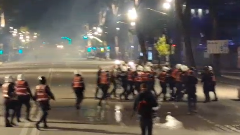 Sulmohet me molotovë Kryeministria, policia futet mes turmës, disa deputetë të lënduar nga gazi lotsjellës