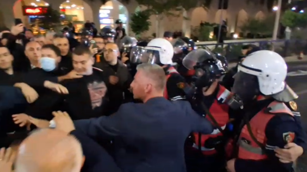 Kordon sigurie pranë xhamisë së Namazgjasë, policia frenon avancimin e protestuesve drejt Kuvendit