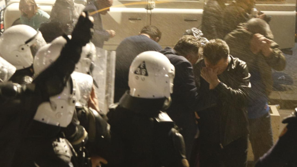 Policia hyn mes turmës dhe arreston protestuesit, lëndohen disa deputetë