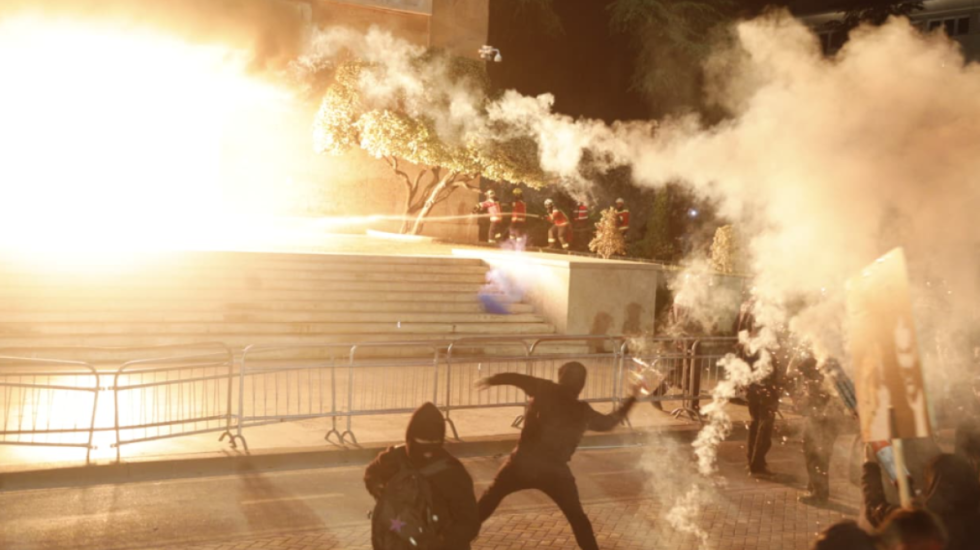 3 orë protestë, policia 'u fik' molotovin demokratëve, 20 të shoqëruar. Berisha: E tmerruam regjimin!