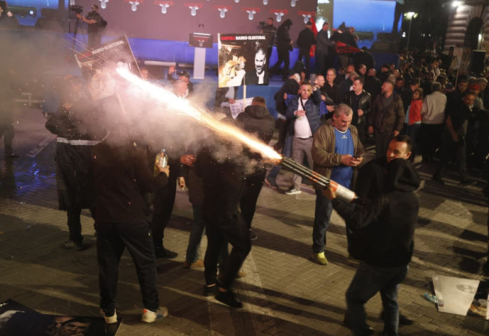 Policia neutralizon "grupin e zjarrit" në protestë, 4 të arrestuar për molotov dhe 20 të shoqëruar