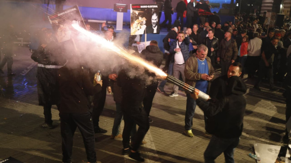 Policia neutralizon "grupin e zjarrit" në protestë, 4 të arrestuar për molotov dhe 20 të shoqëruar