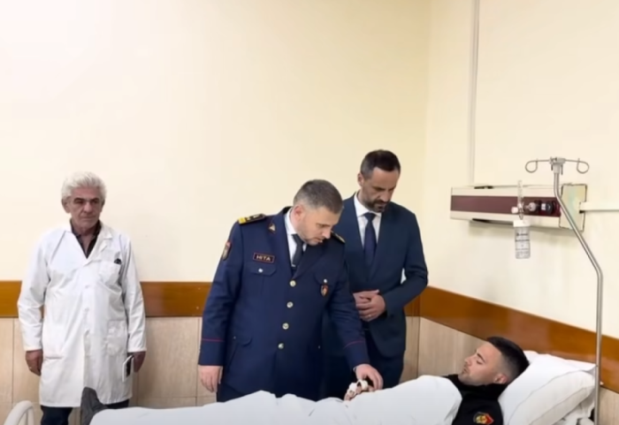 “Dora e ngritur mbi policinë, krim që do ndëshkohet”, Lamallari viziton në spital efektivët e lënduar në protestë