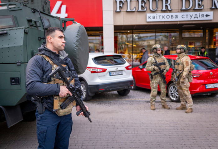 Të paktën gjashtë të vrarë në Kiev, ndërsa personi i armatosur hap zjarr dhe merr pengje