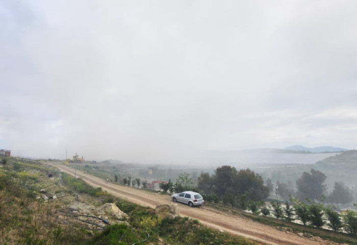 Zjarri në landfillin e Bushatit ende aktiv, tymi mbulon Shkodrën