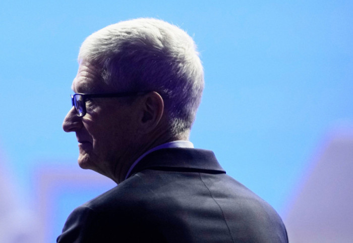 Cook largohet nga Apple pas 15 vitesh, e zëvendëson John Ternus