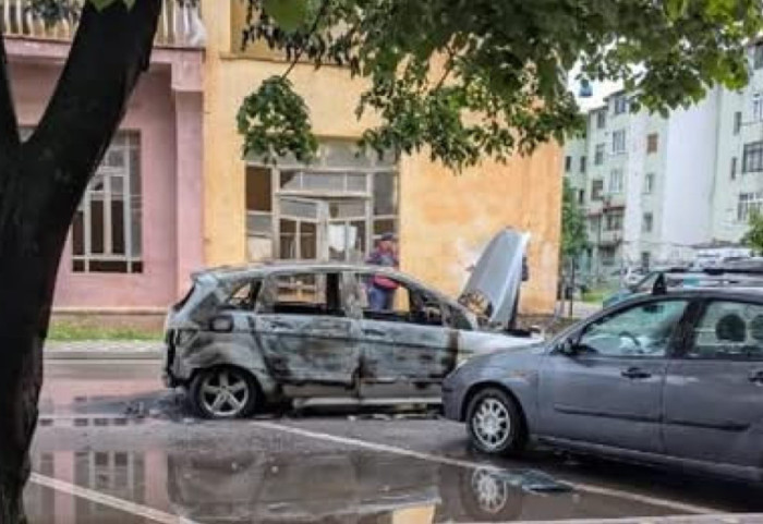 Shkrumbohet makina në Kukës, flakët dëmtojnë edhe dy automjete të tjera