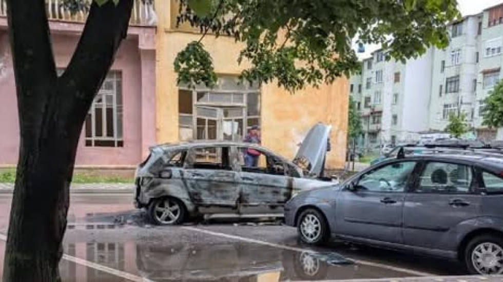 Shkrumbohet makina në Kukës, flakët dëmtojnë edhe dy automjete të tjera