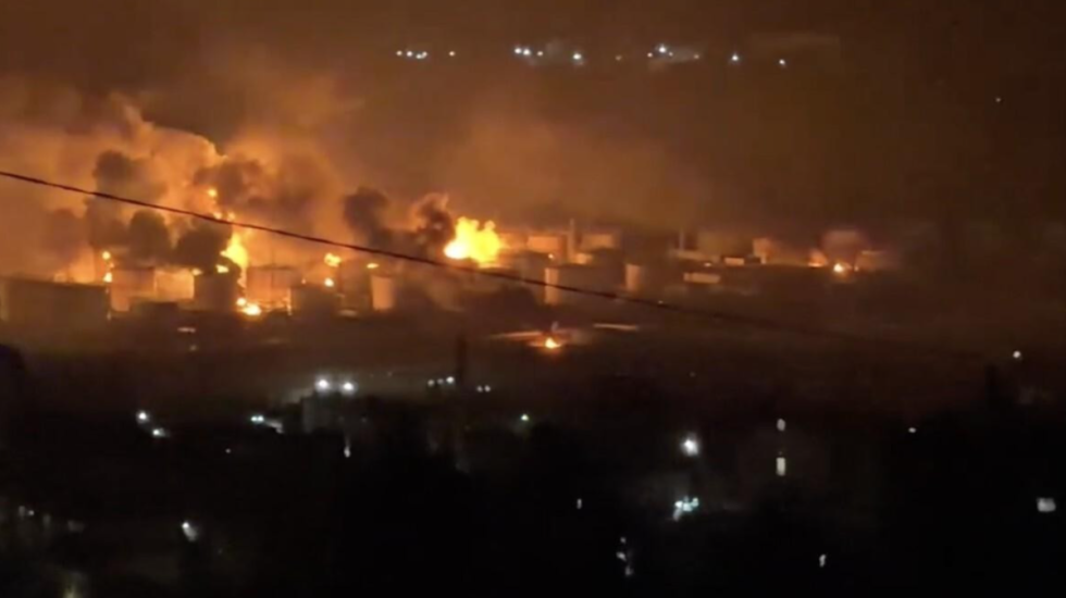 Porti kyç i Rusisë në Detin e Zi në flakë pas sulmit ukrainas