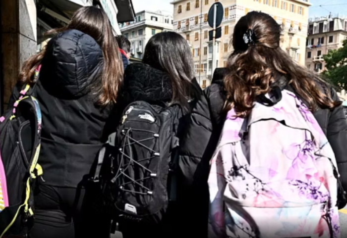 U shkurtoi flokët dy nxënëseve në klasë, pezullohet mësuesja e gjimnazit