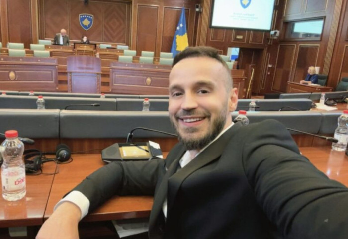 E paprecedentë në Kosovë, deputeti i Kuvendit i uron burgim të përjetshëm Thaçit