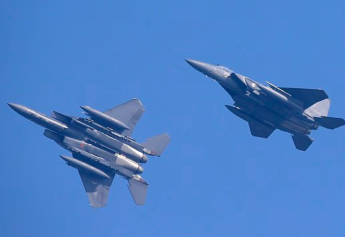 Pilotët po bënin foto, avionët luftarakë përplasen në ajër