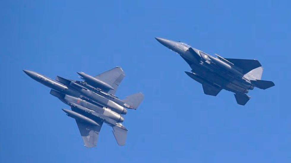 Pilotët po bënin foto, avionët luftarakë përplasen në ajër