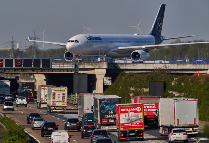Lamtumirë ‘çanta e shpinës’ falas, gjiganti i aviacionit fut tarifën shtesë