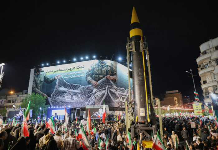 Trump zgjati armëpushimin, Irani “shëtit” raketat balistike në sheshet e Teheranit