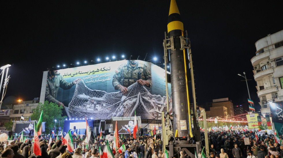 Trump zgjati armëpushimin, Irani “shëtit” raketat balistike në sheshet e Teheranit