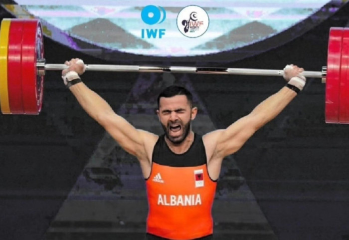 Shqipëria “vishet me ar” në Batumi, Briken Calja kampion i Europës në peshëngritje