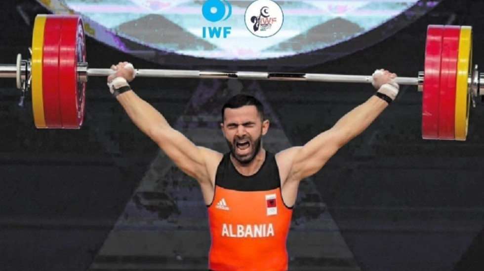 Shqipëria “vishet me ar” në Batumi, Briken Calja kampion i Europës në peshëngritje