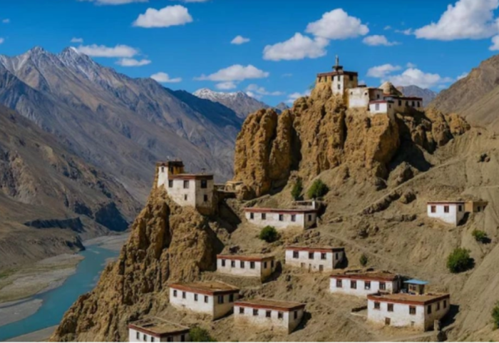 Në 3,900 metra në Himalaje, fshati që "mbahet" mbi një shkëmb për 1,000 vjet