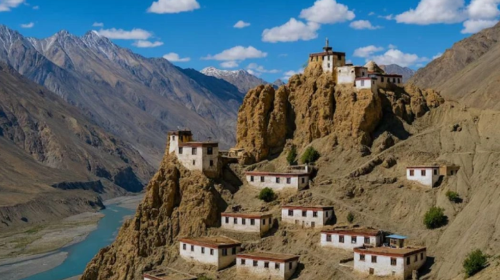 Në 3,900 metra në Himalaje, fshati që "mbahet" mbi një shkëmb për 1,000 vjet