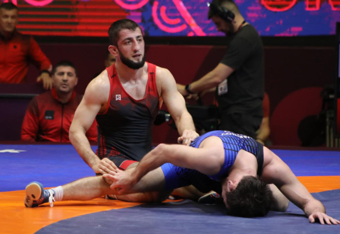 Islam Dudaev kalon në finalen e Evropianit të mundjes, shans për medalje të artë për Shqipërinë