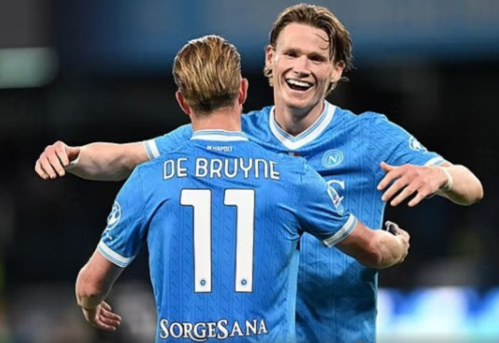 Napoli shkatërron Cremonesen dhe shtyn festën e titullit të Interit