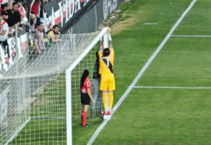 Ivan Balliu ka një “superhero” për shok: Rregulloi portën me ngjitës, më pas priti penallti