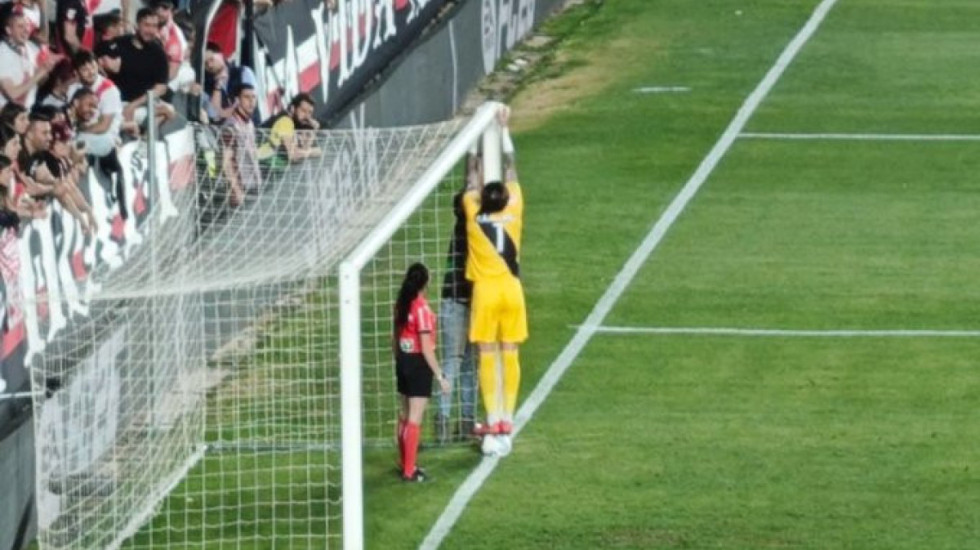 Ivan Balliu ka një “superhero” për shok: Rregulloi portën me ngjitës, më pas priti penallti