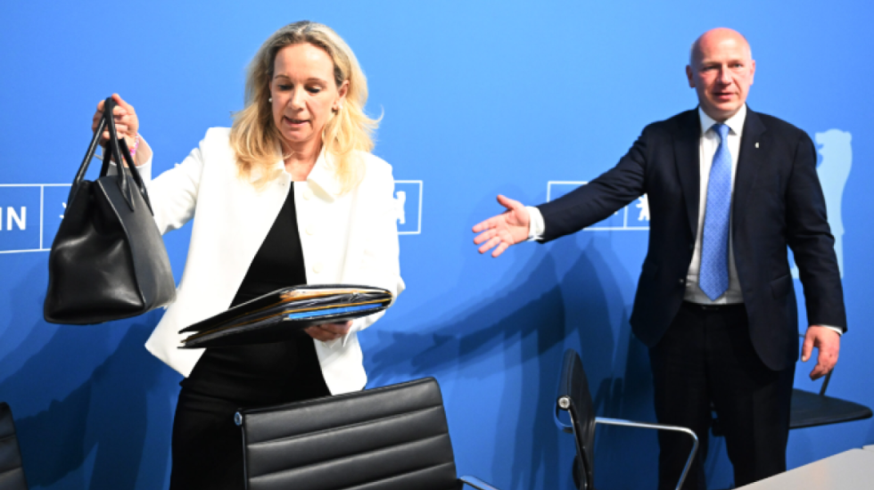 Financoi në mënyrë të paligjshme projektet antisemitiste, dorëhiqet senatorja